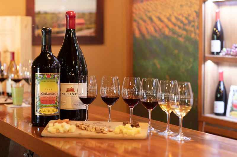 Martinelli VIP Baler bar wine glasses, bottles and cheese board